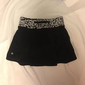 Lululemon black white women's tennis skirt 2tall